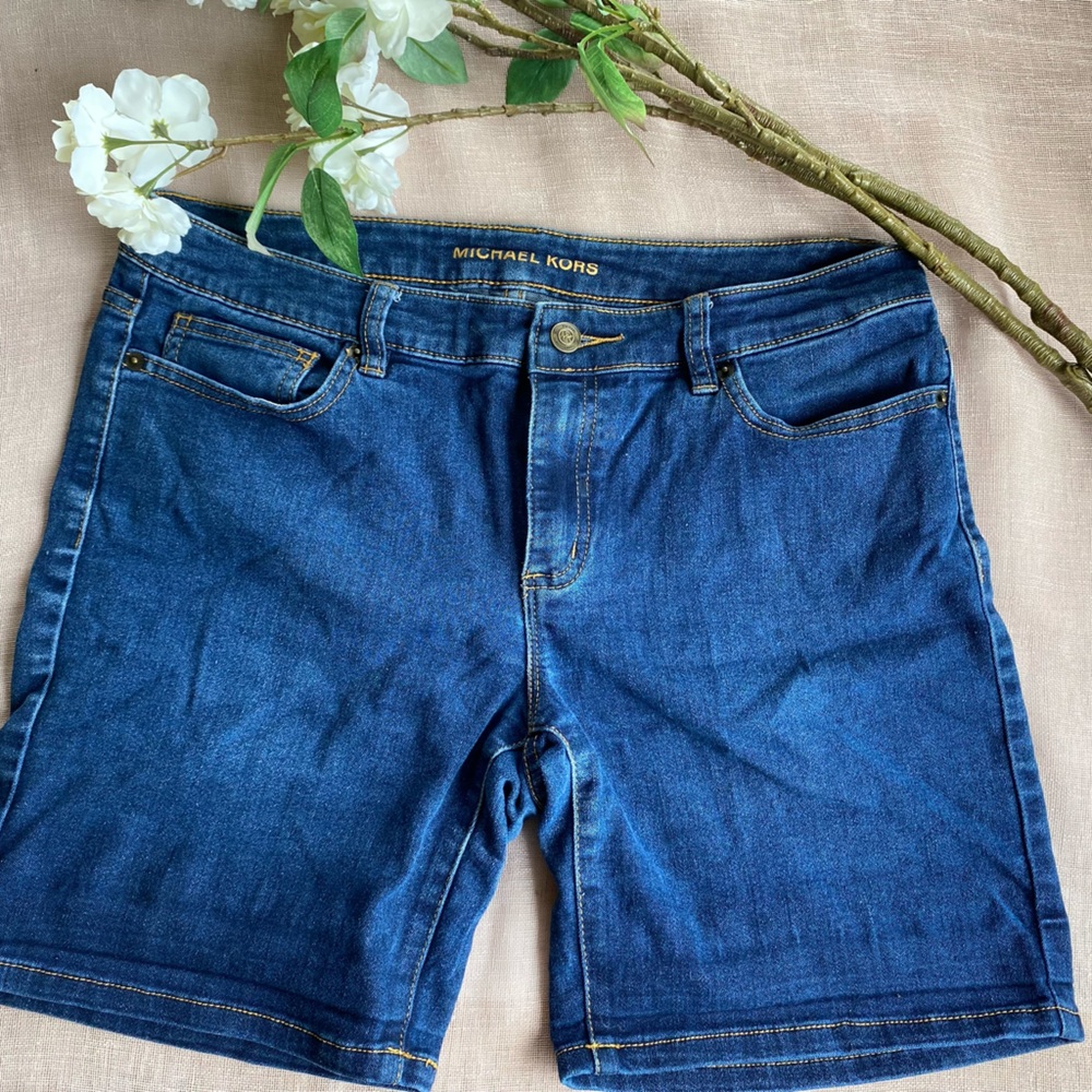 Michael Kors medium wash denim shorts. Sz 6